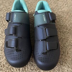 Shimano RC1 bike shoes